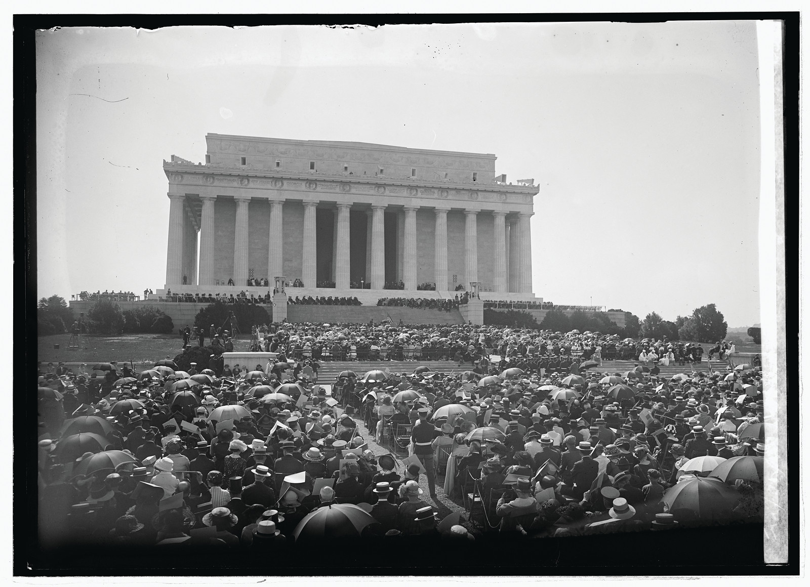 Large crowd with umbrellas before the Lincoln Memorial — historic image
