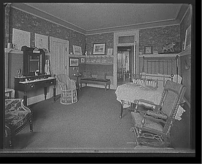 [Residence of Mrs. H.C. Parke, bed room, Detroit, Mich.]