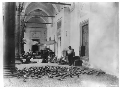 [The neighborhood of the Sultan Beyazit Camii (mosque)] / Abdullah Frères.