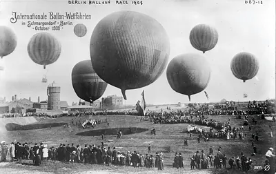Field and balloons in Berlin Balloon Race