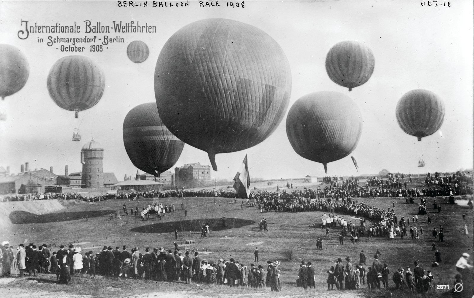 Field and balloons in Berlin Balloon Race, 1908 — historic photograph