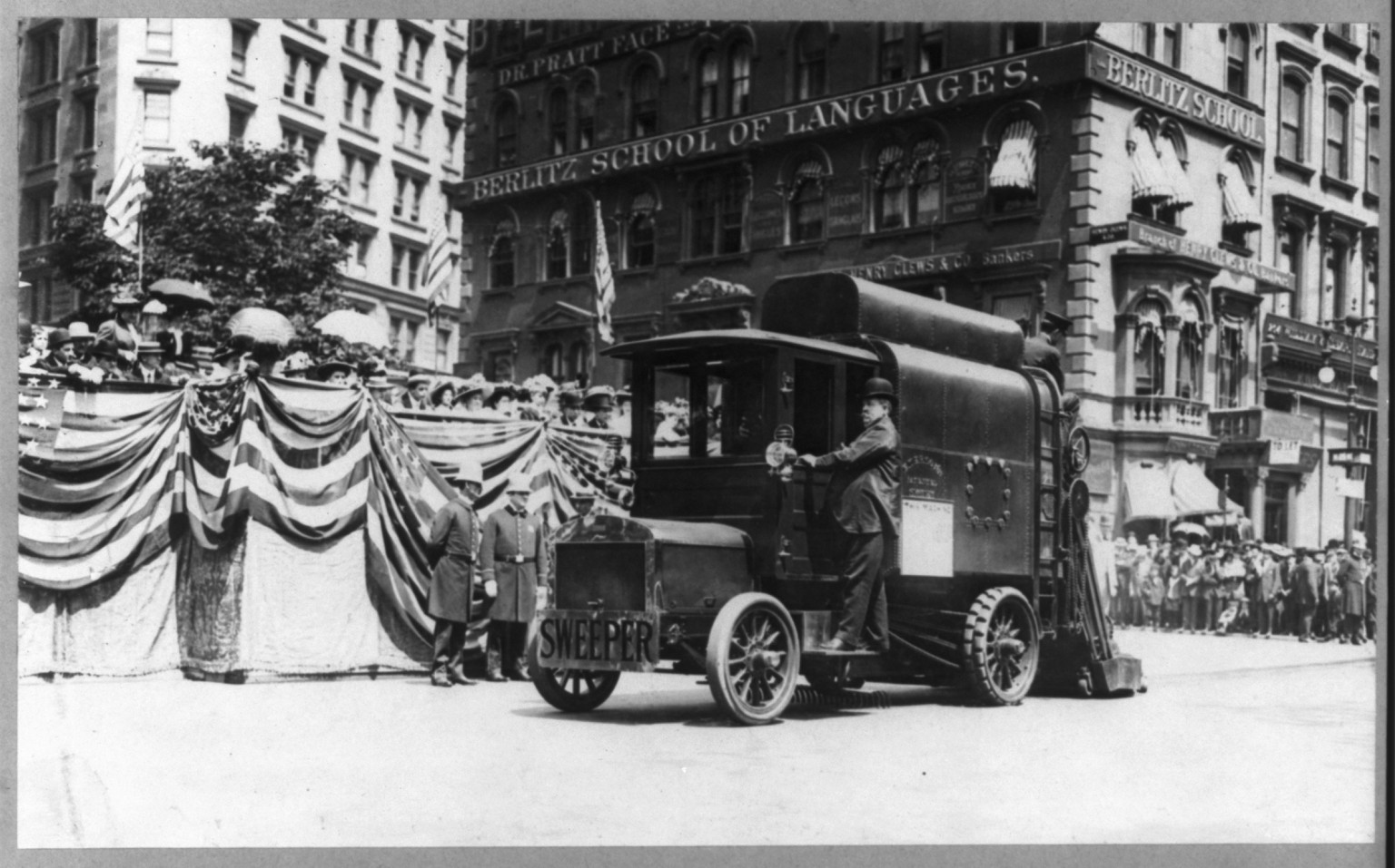 Street cleaning - Auto street cleaner. New York, [between 1907 and 1913] — historic photograph