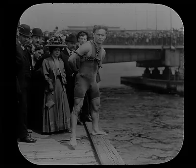 [Houdini jumps from Harvard Bridge, Boston, Massachusetts]