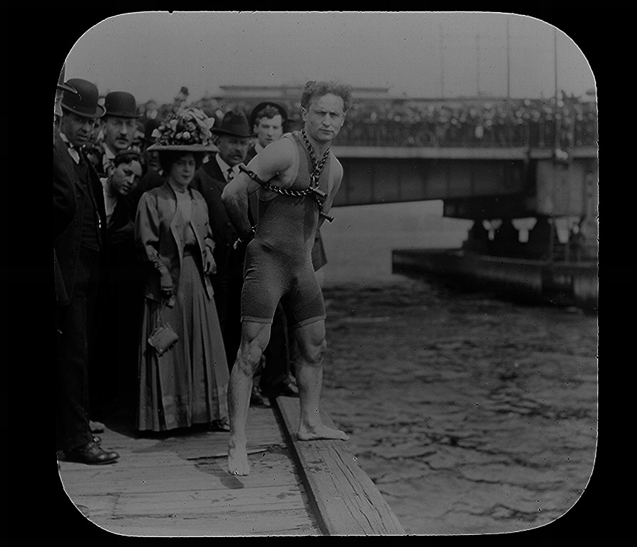 [Houdini jumps from Harvard Bridge, Boston, Massachusetts], 1908 April 30. — historic image