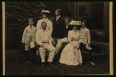 [Theodore Roosevelt seated with wife Edith Kermit Carow Roosevelt and children] / Pach Bros. N.Y.