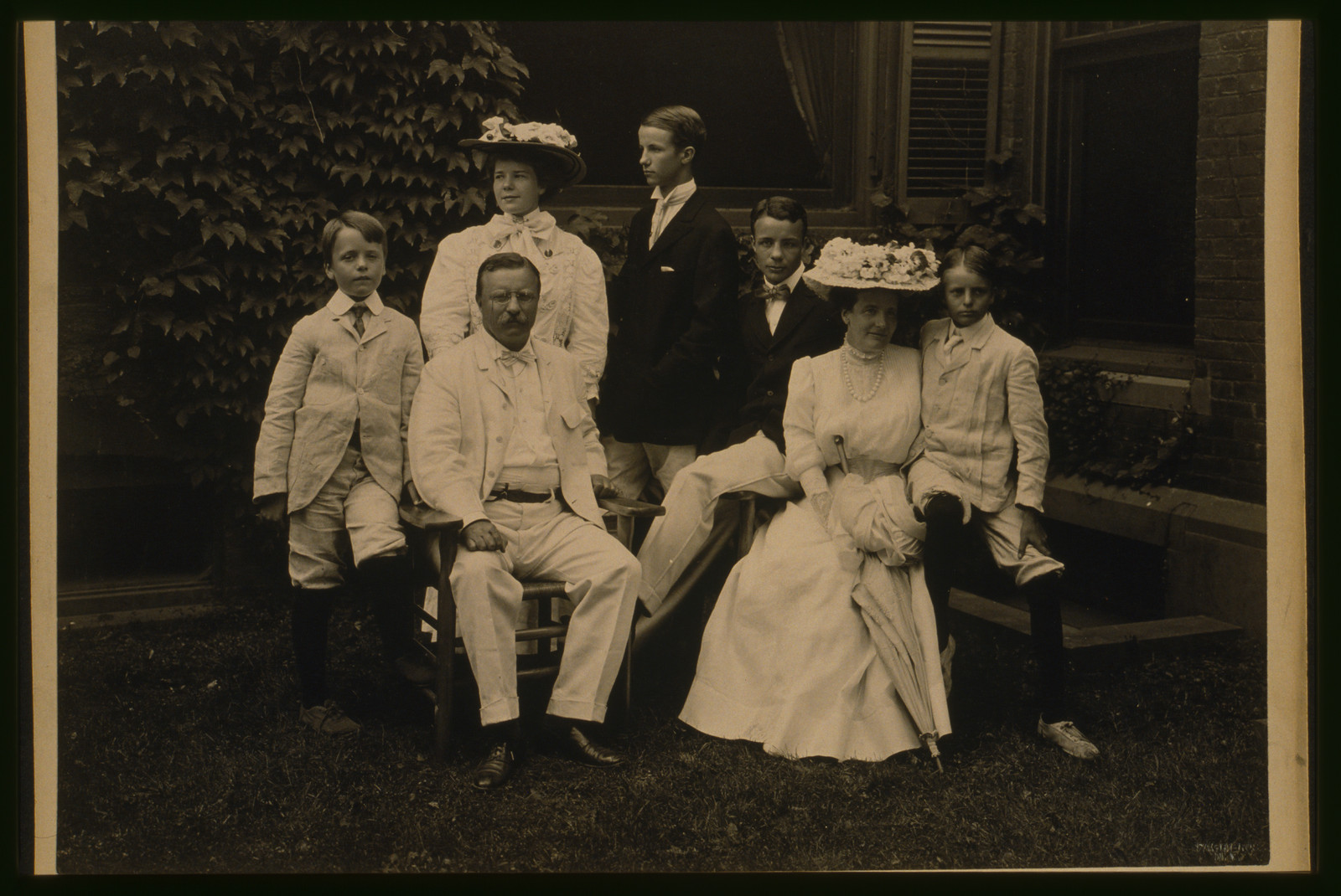 [Theodore Roosevelt seated with wife Edith Kermit Carow Roosevelt and children] / Pach Bros. N.Y., c1907. — historic photograph