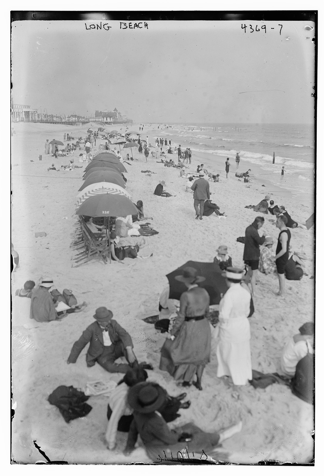 Long Beach picnicers, n/a — historic photograph