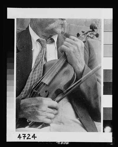 [James Duff, fiddler, Hazard, Kentucky]