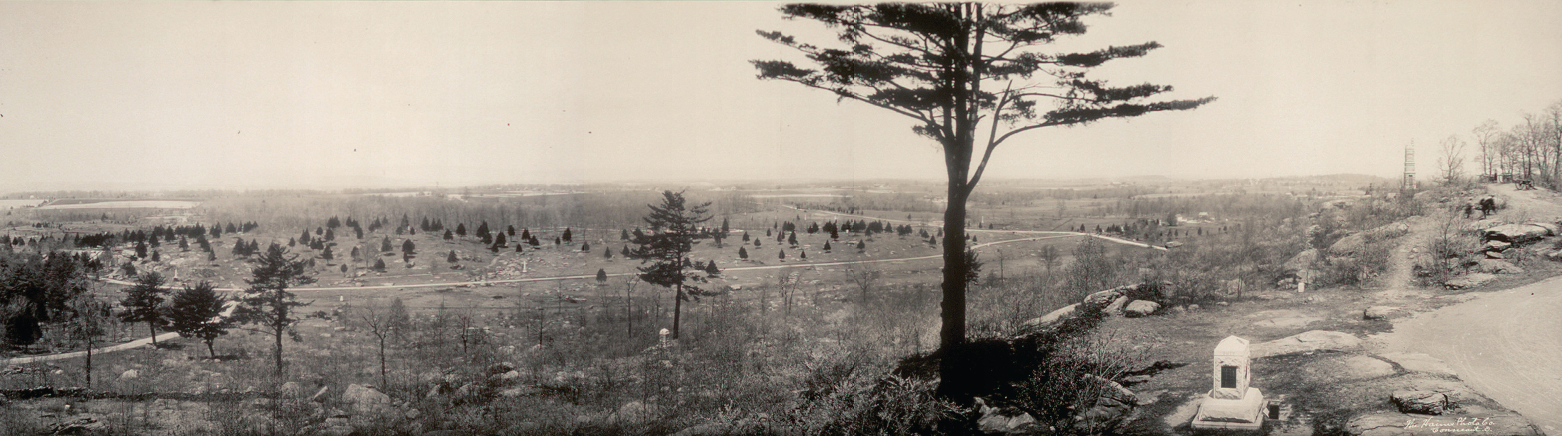 Panoramic view of the Gettysburg battlefield with a monument, 1909 — historic image