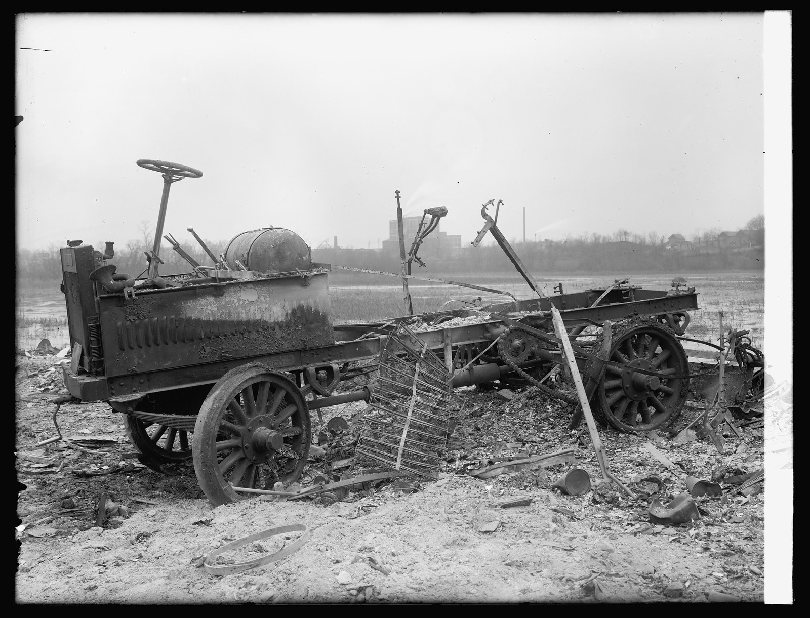 Auto fire, Young & Simons, [between 1910 and 1925] — historic photograph