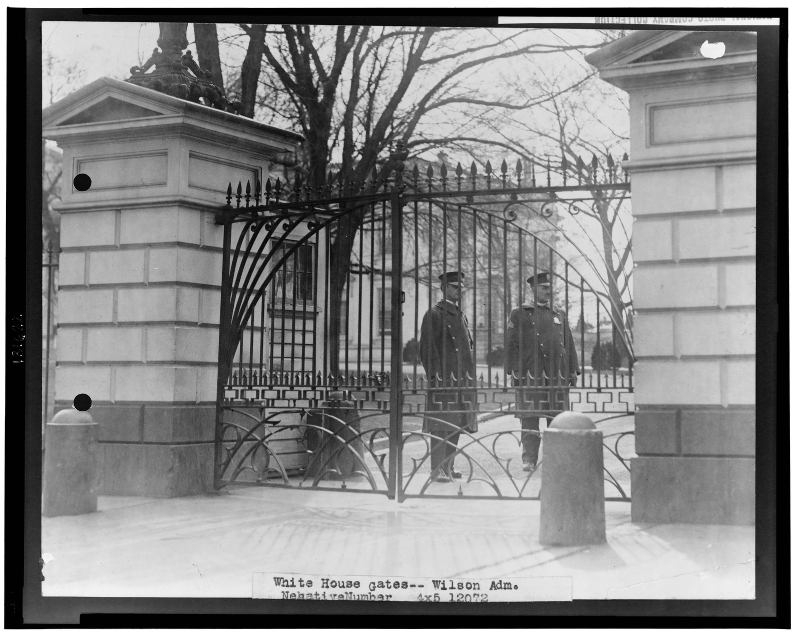 White House gates - Wilson adm., [between 1913 and 1921] — historic photograph