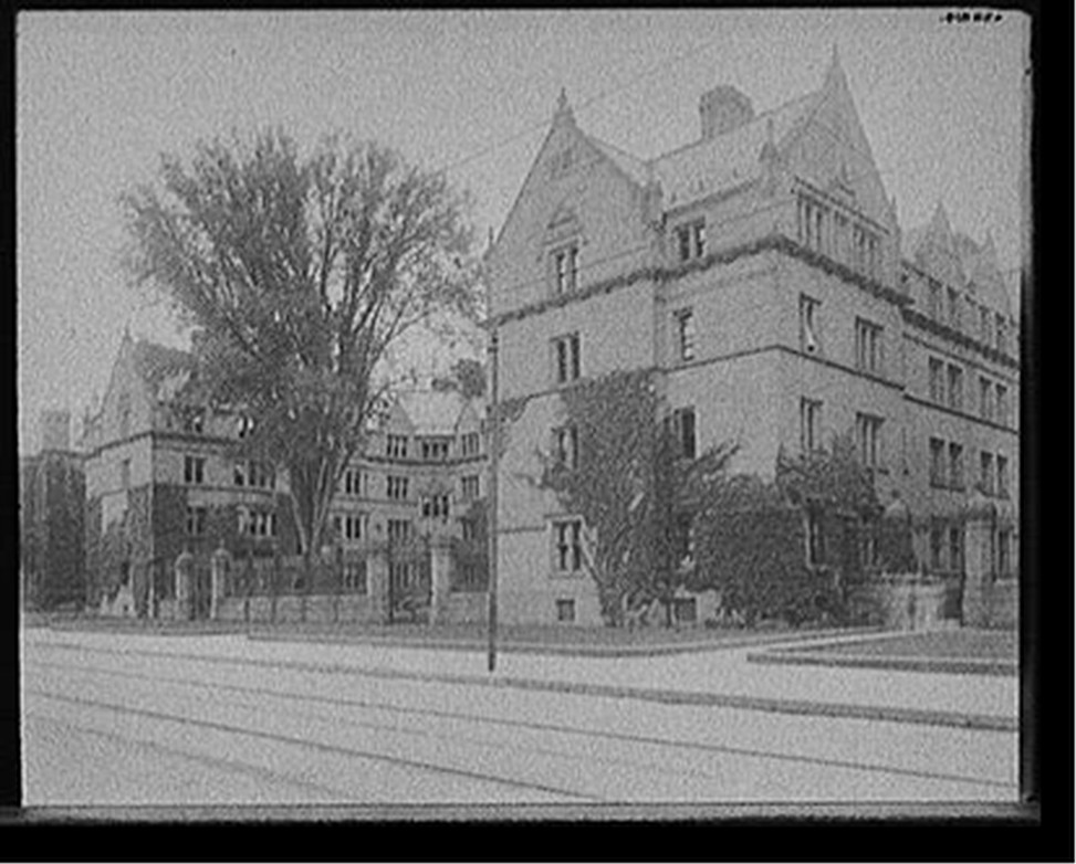 [Vanderbilt Hall, Yale College, Conn.], [between 1895 and 1910] — historic photograph