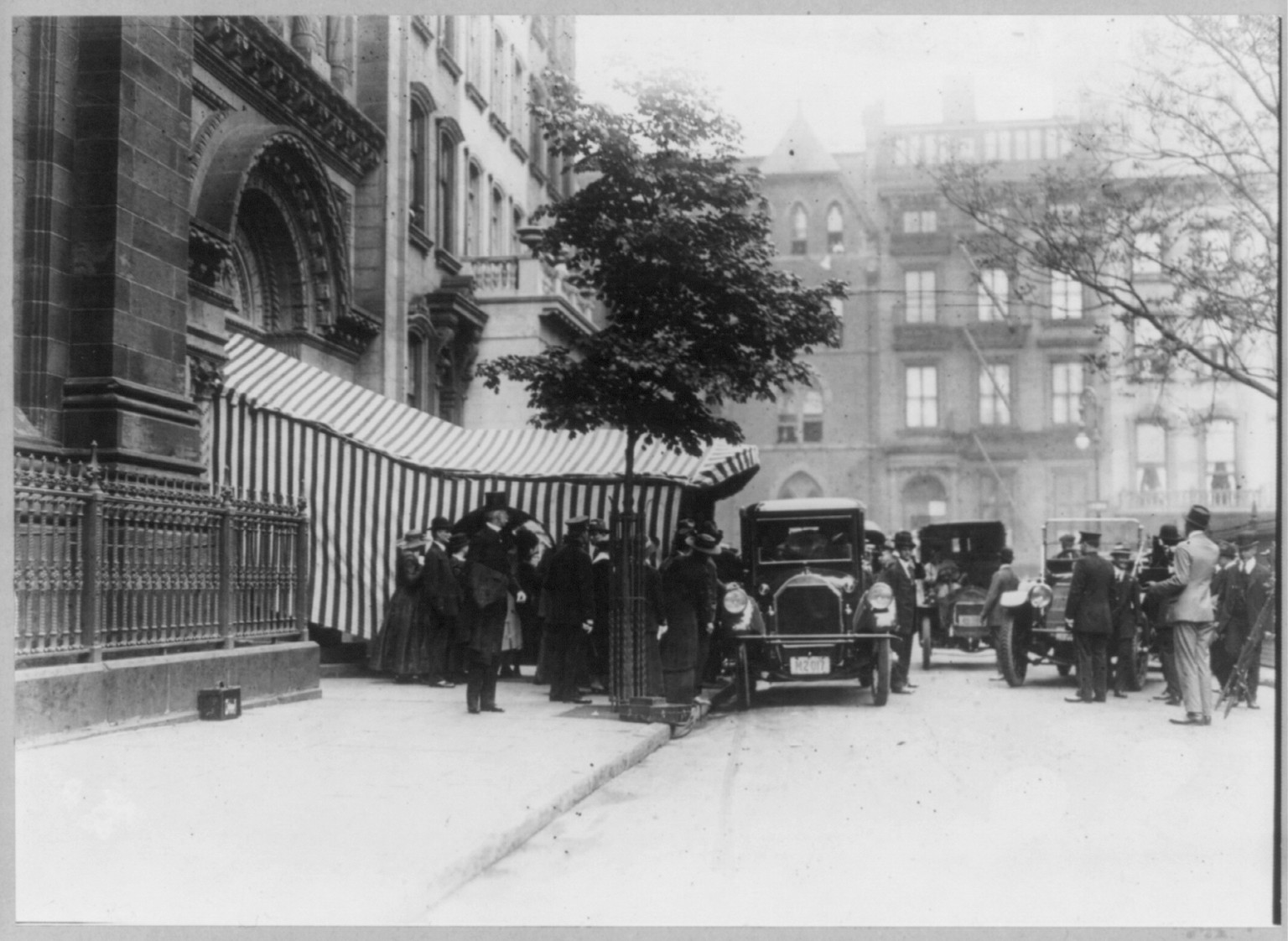 Weddings - Pres. Wilson's auto at Gordon-Grayson wedding, [no date recorded on caption card] — historic photograph