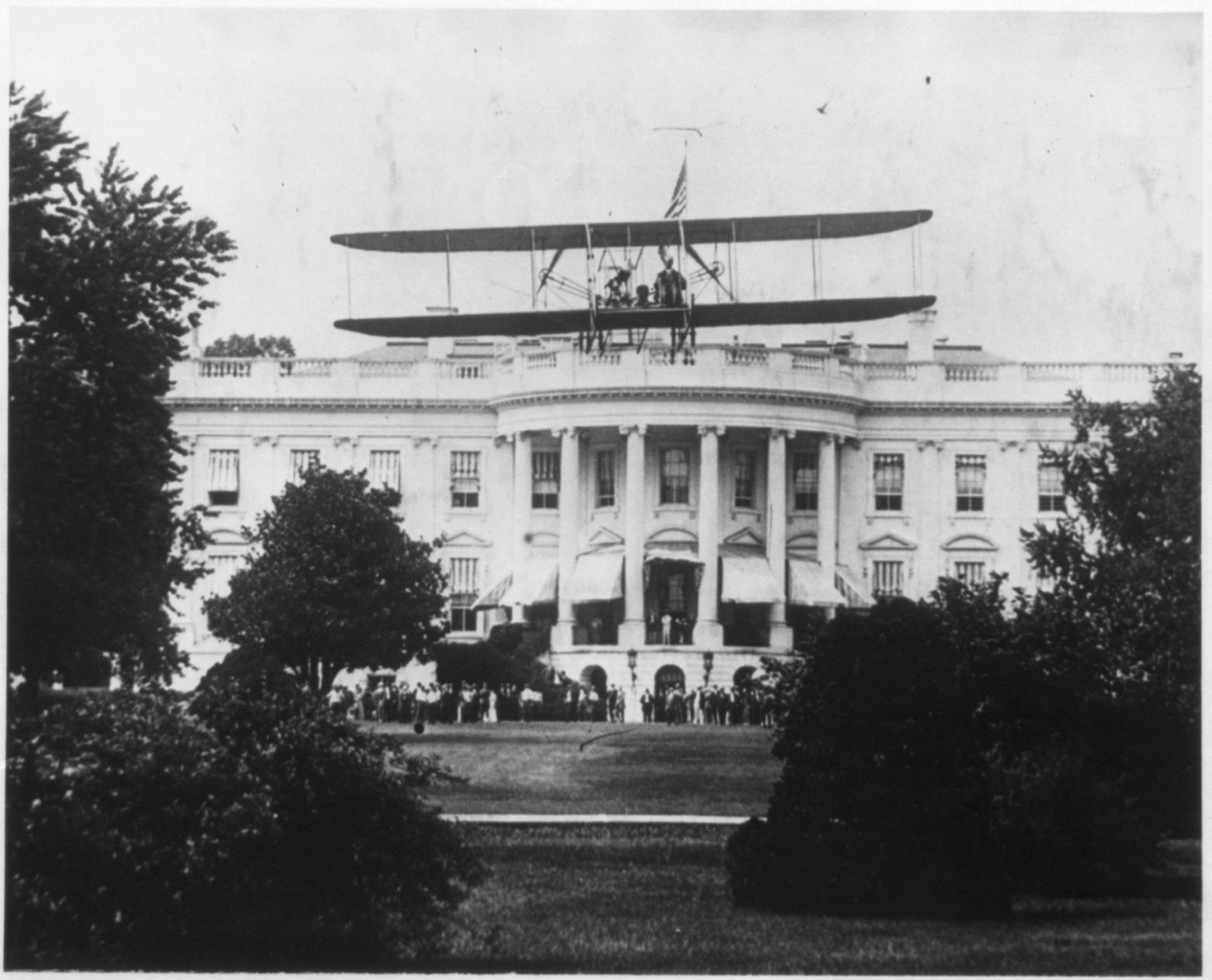 Harry Atwood rising from White House lawn in Wright Type B plane, 1911 July. — historic photograph