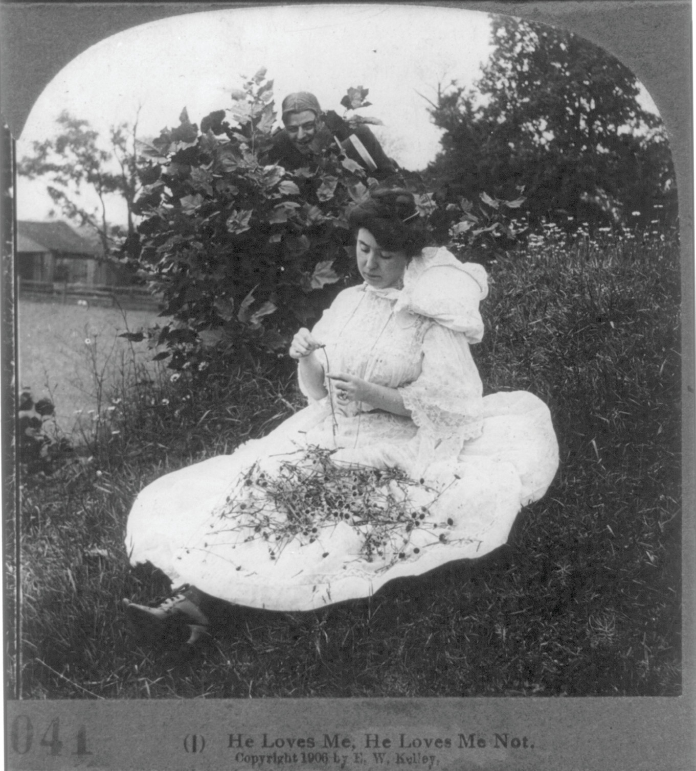 He Loves Me, He Loves Me Not, 1906 — historic photograph