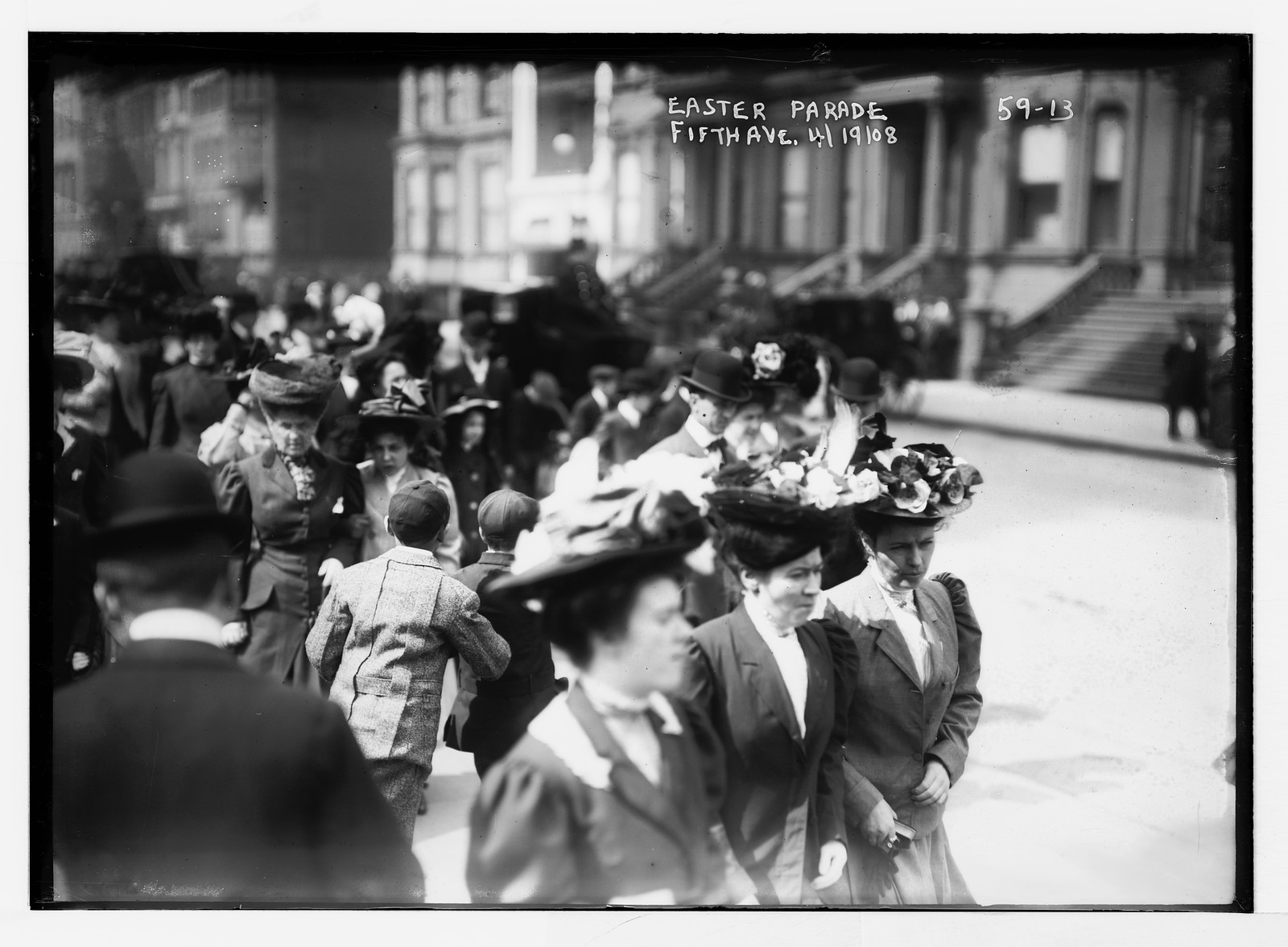 5th Ave. Easter Parade, New York, 4/19/08. — historic photograph