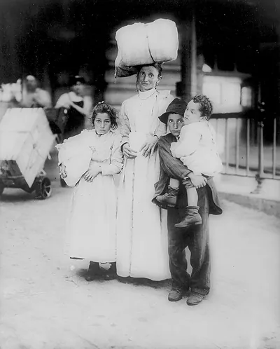 [Italian immigrant family at Ellis Island]