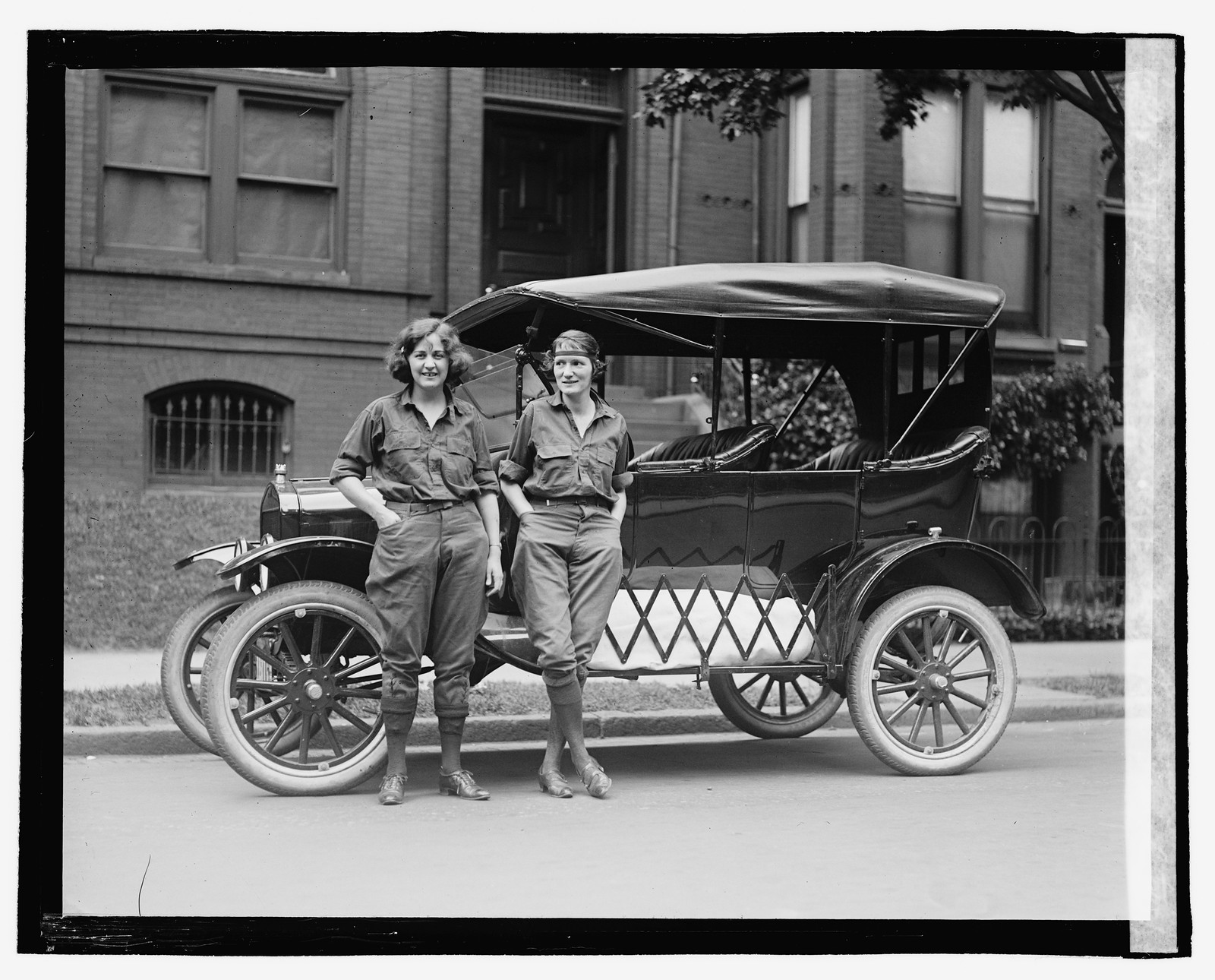 Viola LaLonde & Eliz. Van Tuyl, 6/13/22, [19]22 June 13. — historic photograph