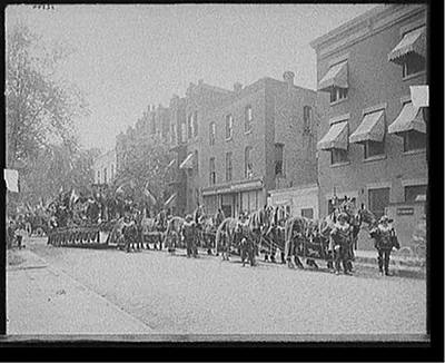 [Bi-centenary celebration, floral clock, Hiram Walker & Co. float, Detroit, Mich.]