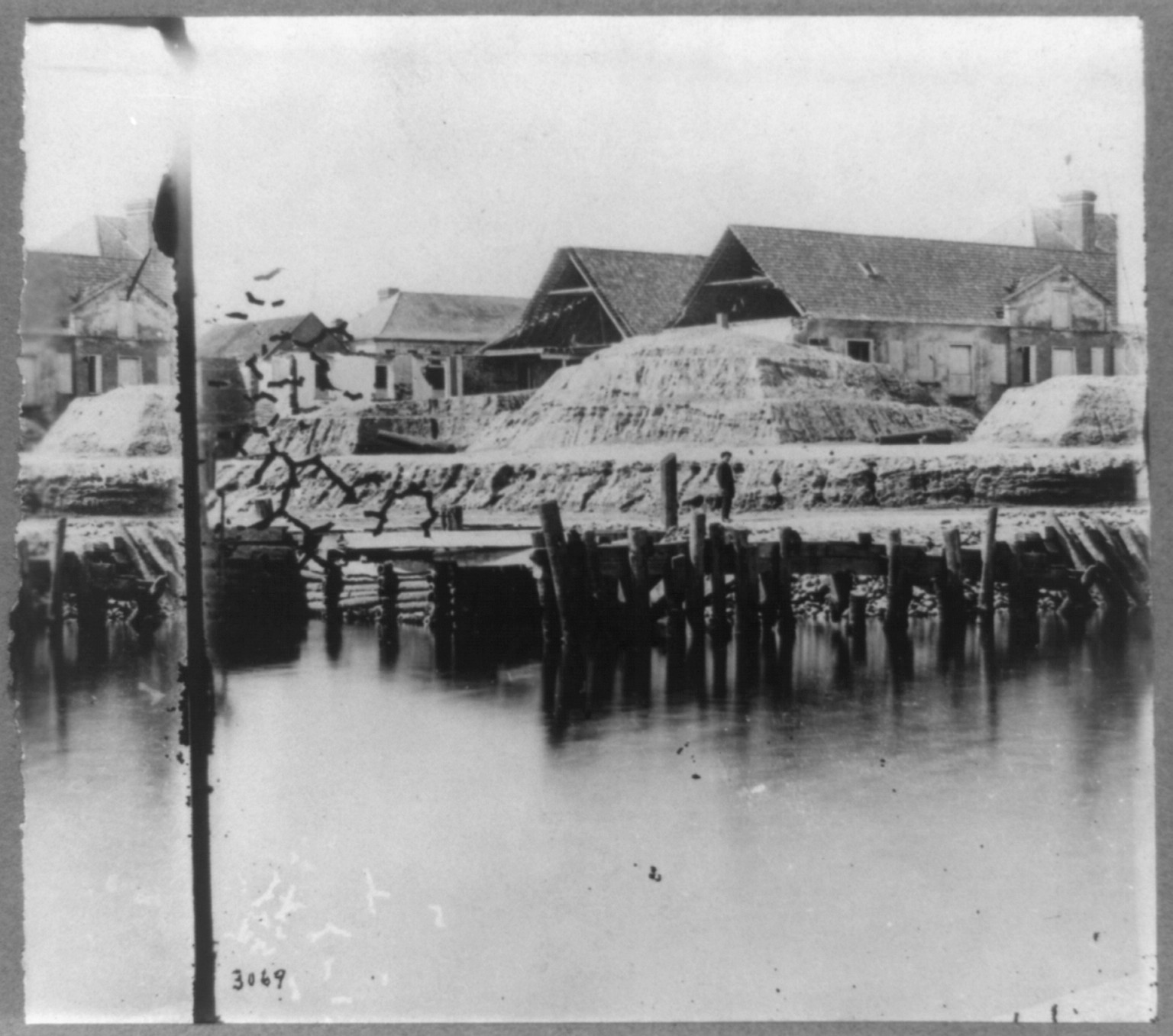 Charleston Battery--Three gun battery on Vanderhoffs Wharf, Charleston, S.C., [photographed 1865 April, printed later] — historic photograph