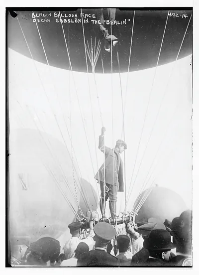 Balloon race, Oscar Erbslon in the "Berlin" before takeoff, Berlin