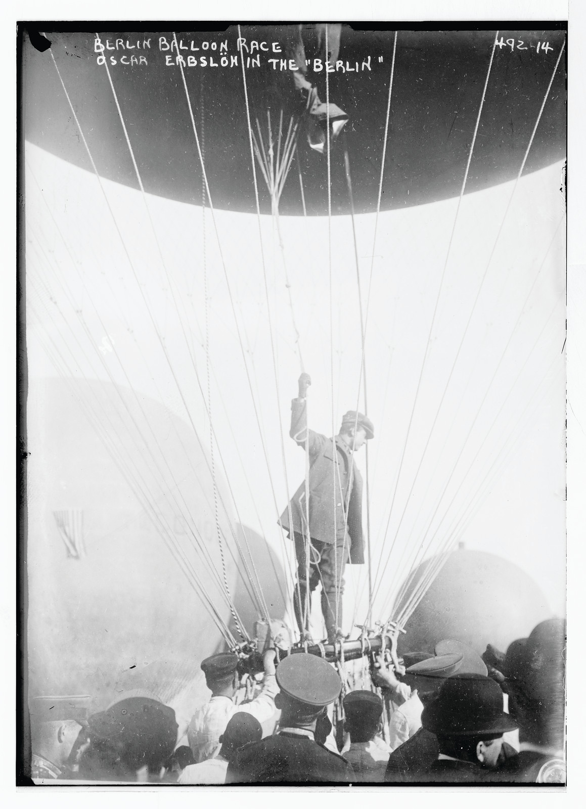 Balloon race, Oscar Erbslon in the "Berlin" before takeoff, Berlin, 1908 — historic photograph