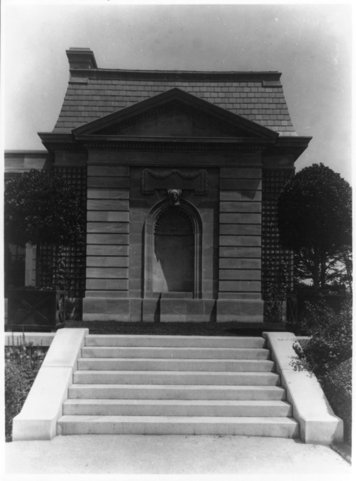 [Hamilton Rice Home in Newport, Rhode Island, exterior view showing side of home], [between 1917 and 1927] — historic photograph