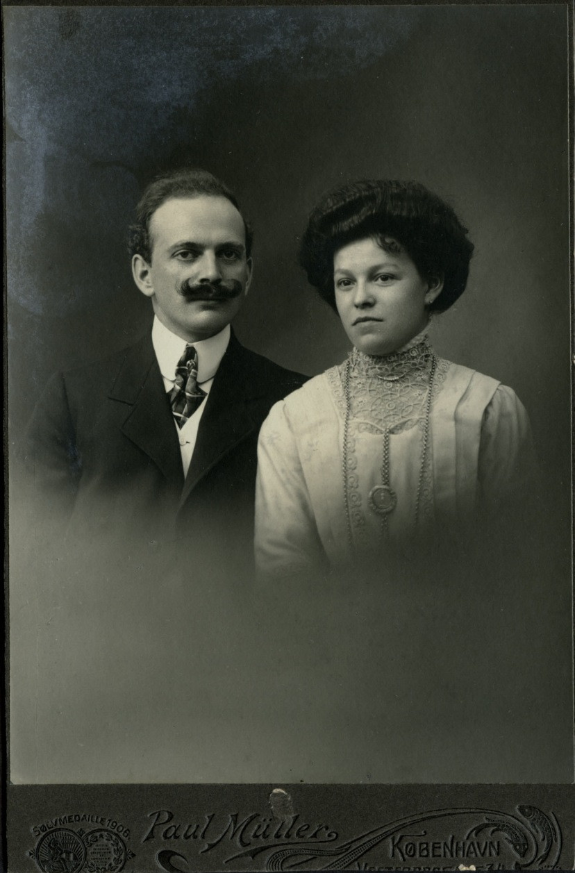 Studio portrait of a couple, Paul Müller, København — historic image