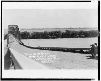 Missouri River bridge, Mobridge in distance, Yellowstone Trail / Fiske foto, McLaughlin, S.D.