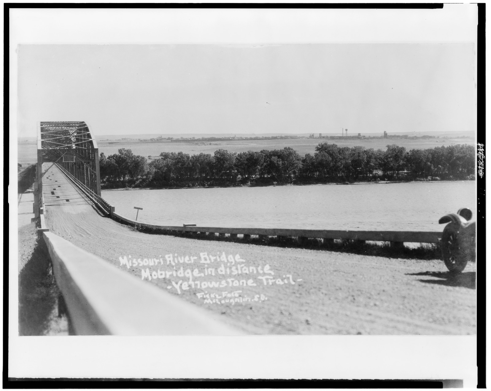 Missouri River bridge, Mobridge in distance, Yellowstone Trail / Fiske foto, McLaughlin, S.D., [between 1920 and 1930] — historic photograph
