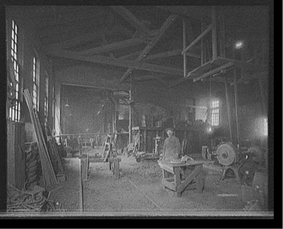 [Detroit Shipbuilding Co., scratch room, probably Wyandotte, Mich.], [between 1910 and 1920] — historic photograph