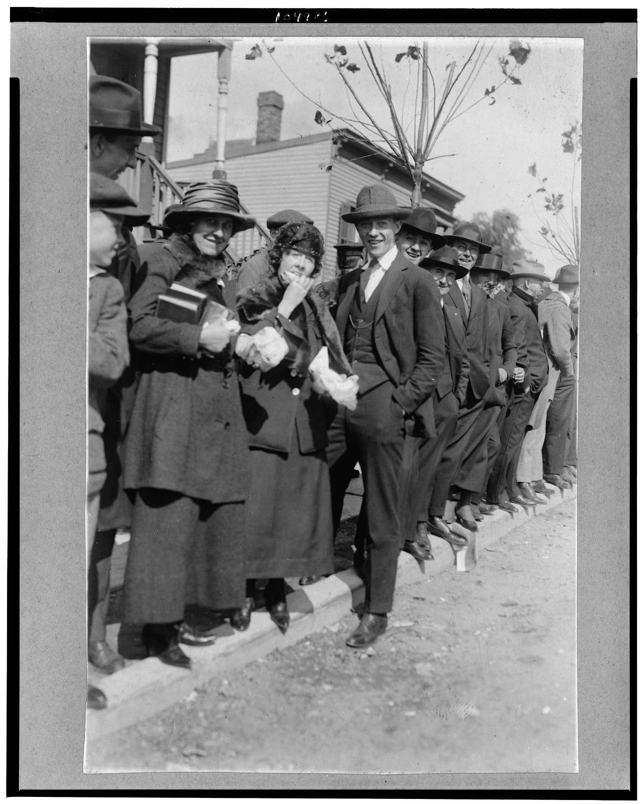 [Baseball fans, including women, waiting in line for ball grounds to open], [1920 Oct. 5] — historic photograph