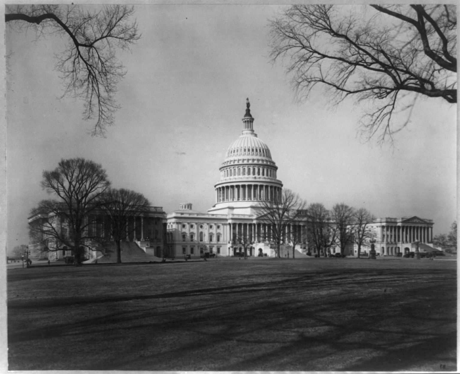 East Front and southeast lawn, U.S. Capitol, [ca. 1920] — historic photograph