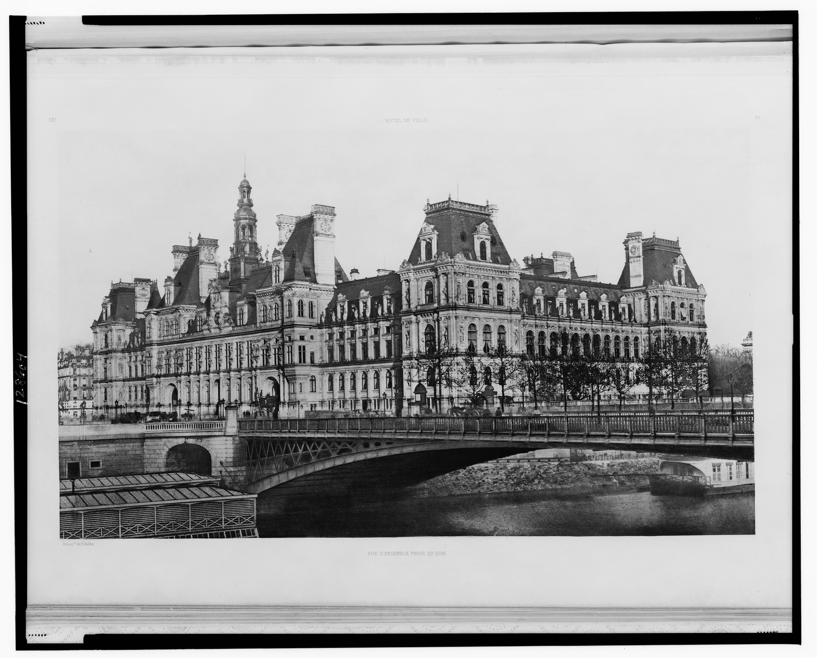 Hotel de ville, vue d'ensemble prise du quai / heliogre. de E. Baldus., Paris, Librairie centrale d'architecture, Des Fossez et cie, 1884. — historic print