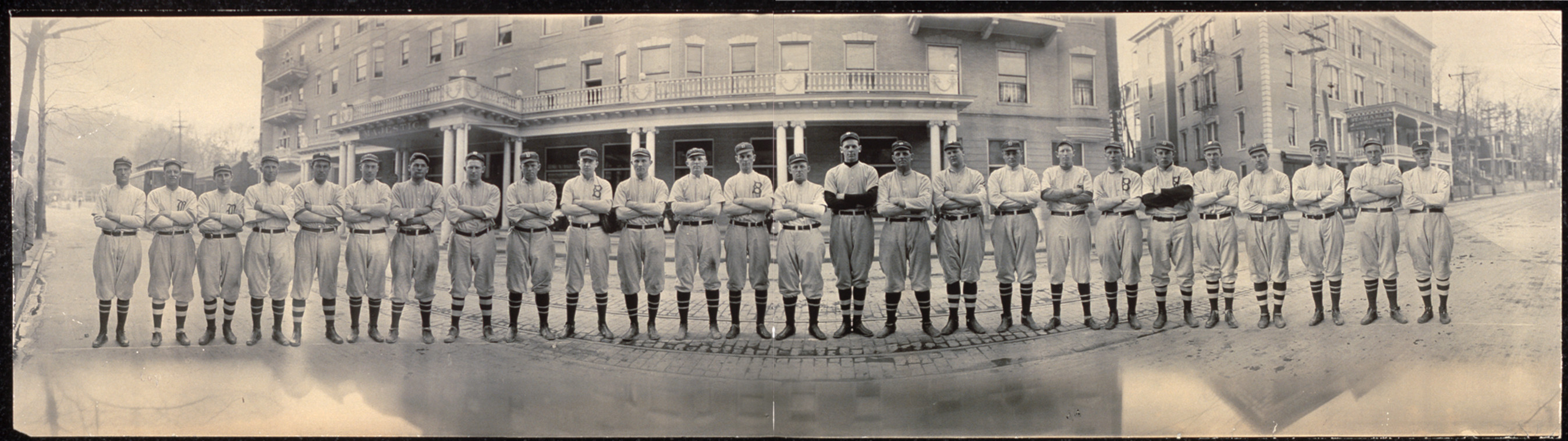 Baseball team in uniform posed before a hotel, panoramic photograph, 1911 — historic photograph