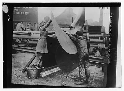 Women working on plane prop, Engl.