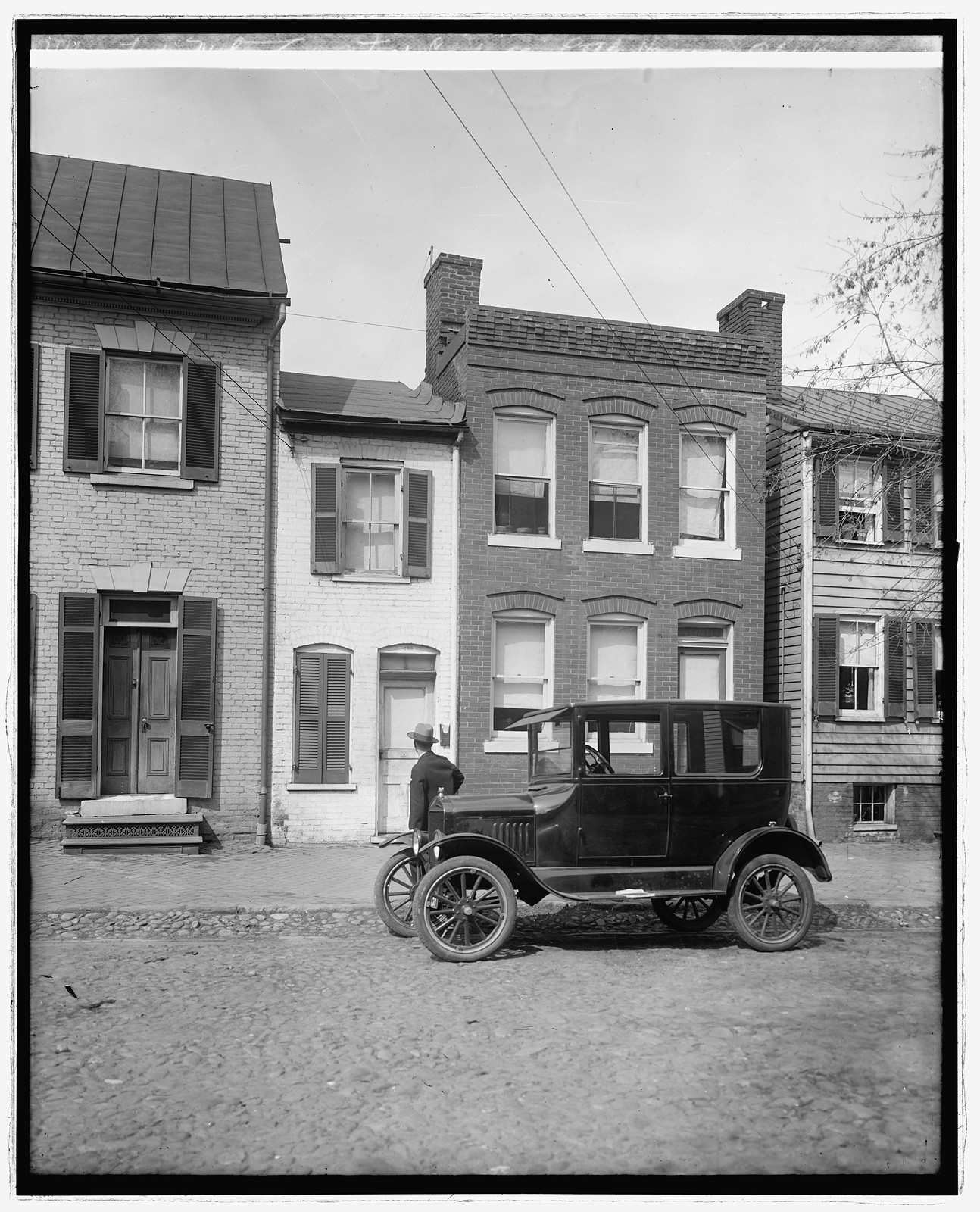 Ford Motor Co., Ford Coupe at little house in Alex., Va., [between 1910 and 1926] — historic photograph