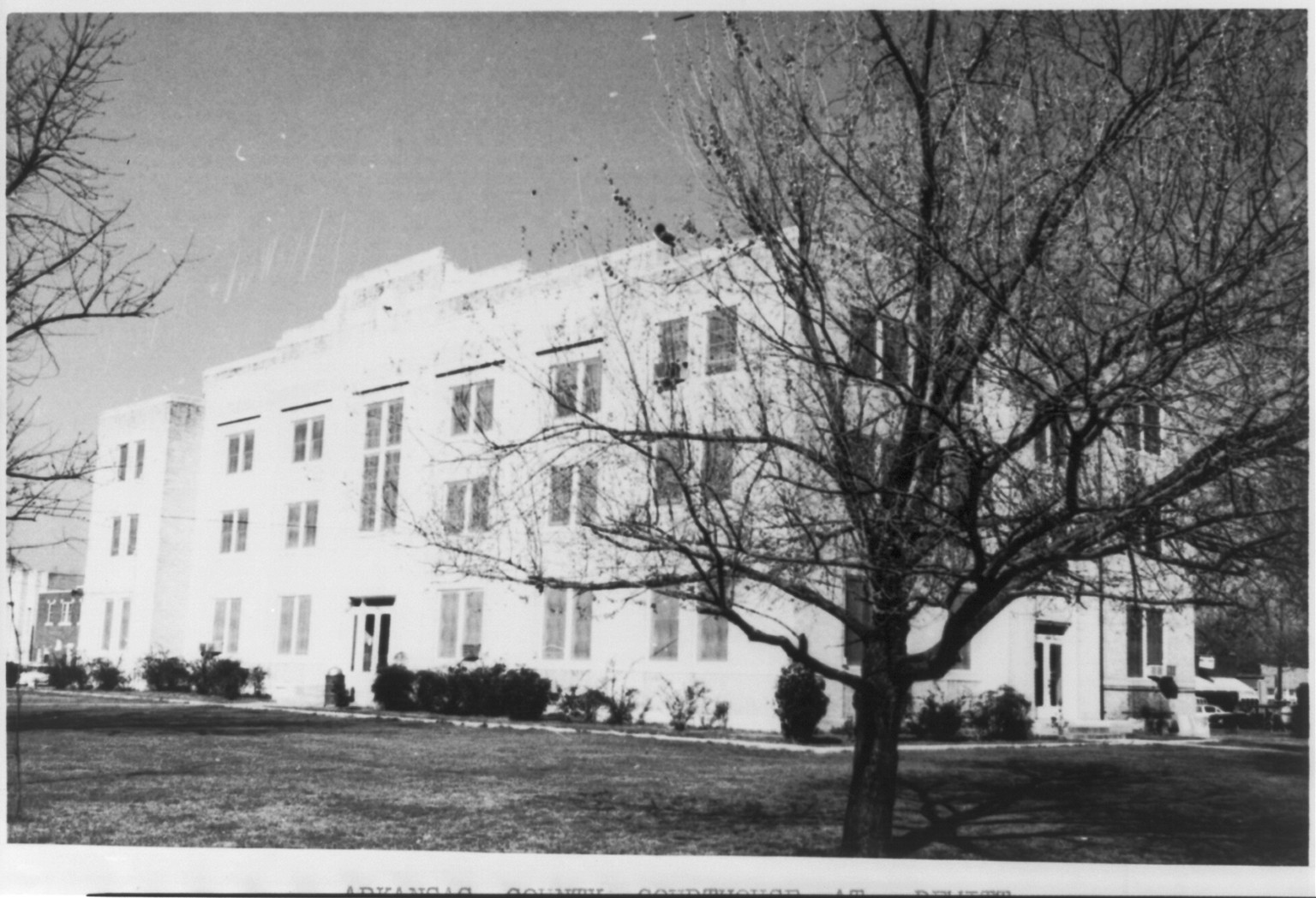 [Arkansas courthouse]: De Witt, Arkansas Co., [no date recorded on caption card] — historic photograph