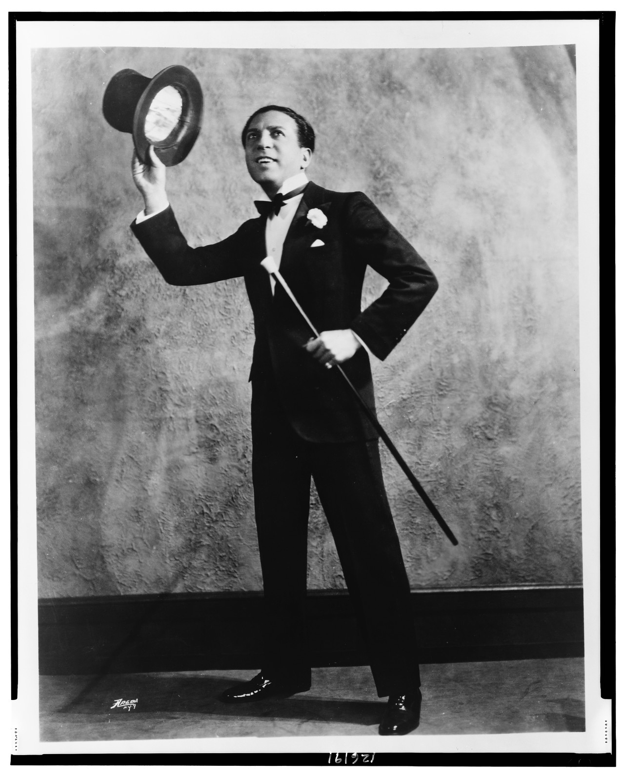 [Ted Lewis, full-length portrait, standing, facing front] / Apeda, N.Y., 1931 — historic photograph
