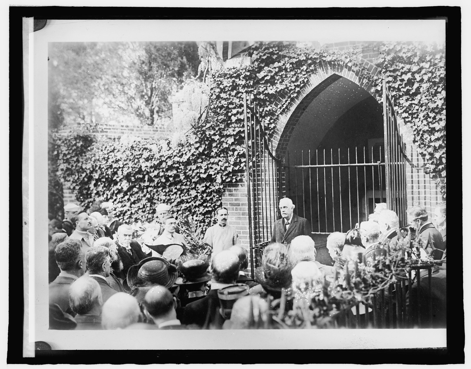 Balfour at Tomb of Washington, [between 1916 and 1917] — historic photograph