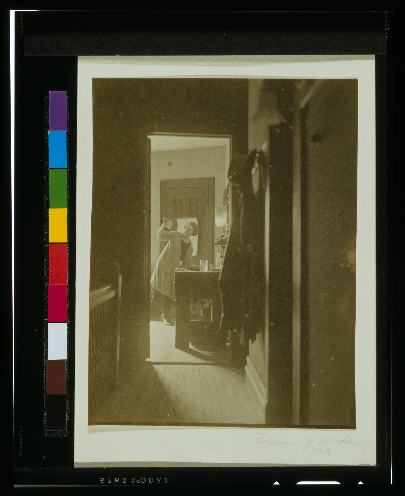 [Printing room, Clarence H. White School of Photography, 460 W. 144th St., New York] / Frances [N. or Z.?] Bode, '22., 1922 — historic photograph