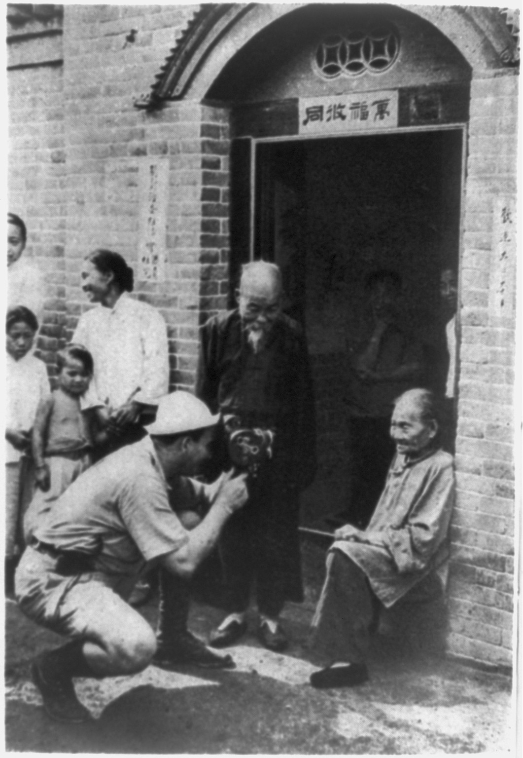 [Mr. Harrison Forman photographing Kaifeng Jews], 1938 — historic photograph