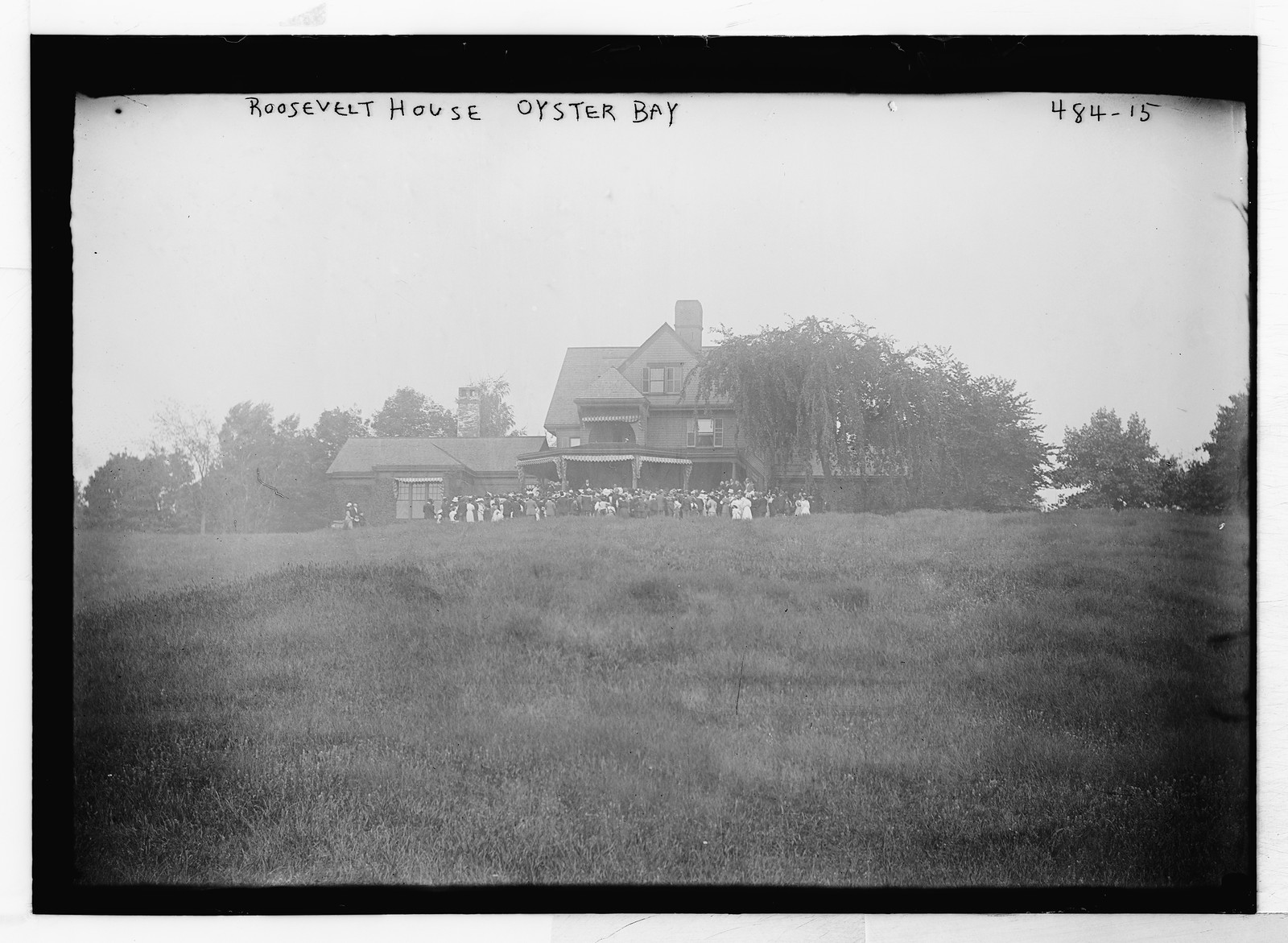 Crowd outside at Roosevelt House, Oyster Bay, Sept. 1908. — historic photograph