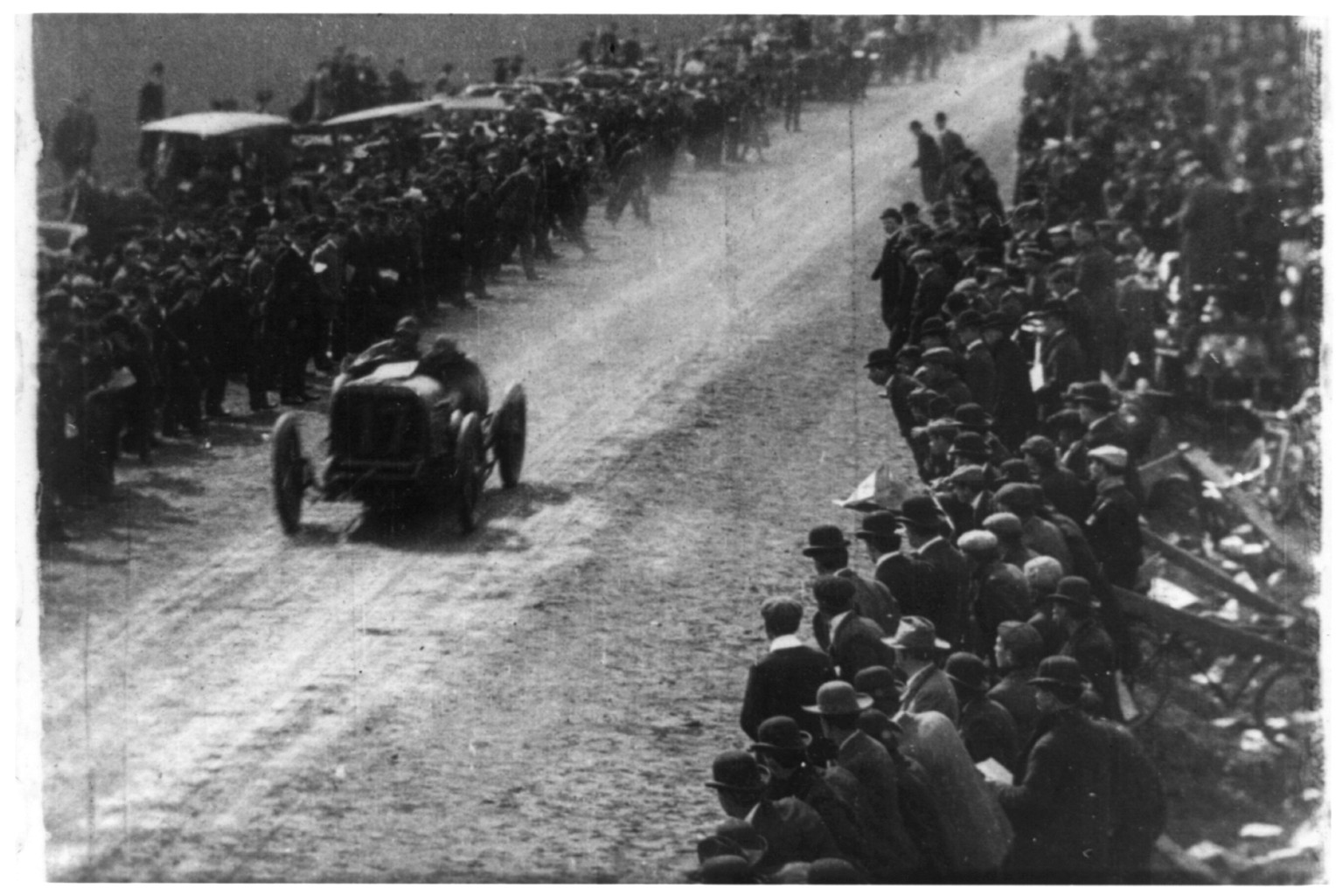 Automobile race for the Vanderbilt Cup Race, 1904 — historic photograph