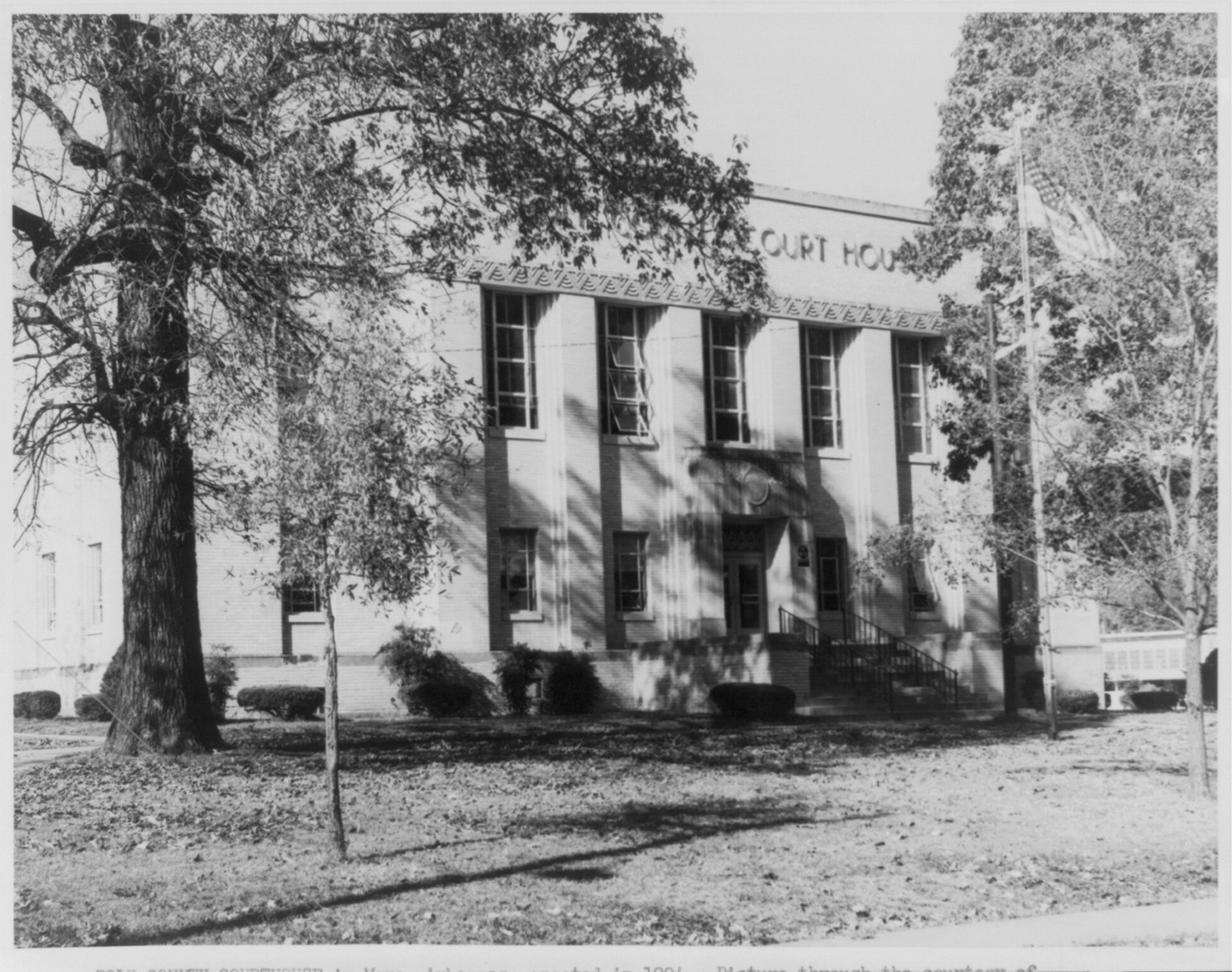 [Arkansas courthouses]: Mena, Polk Co., erected in 1904, [no date recorded on caption card] — historic photograph