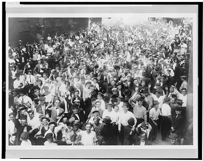 [Crowd of street-railroad strikers, Bayonne, New Jersey]