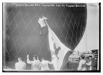 Balloon race, fastening flag on German balloon, Berlin