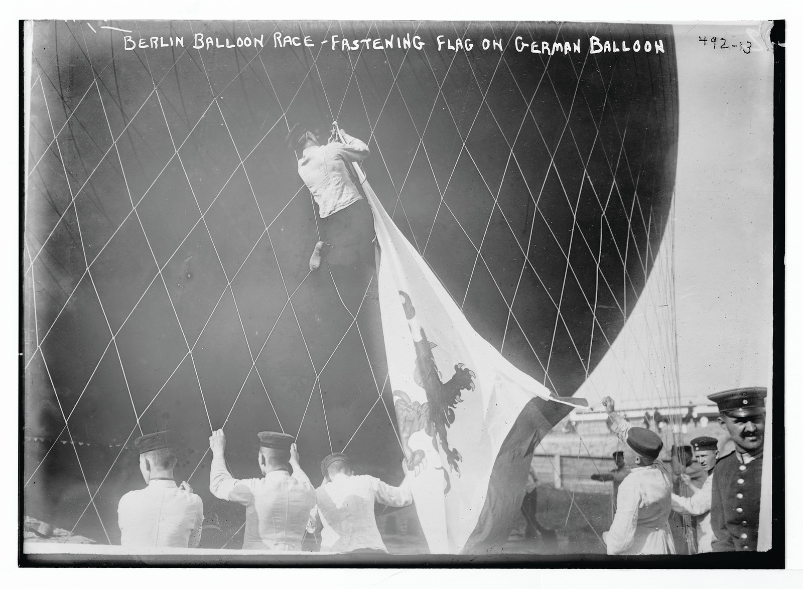 Balloon race, fastening flag on German balloon, Berlin, 1908 — historic photograph