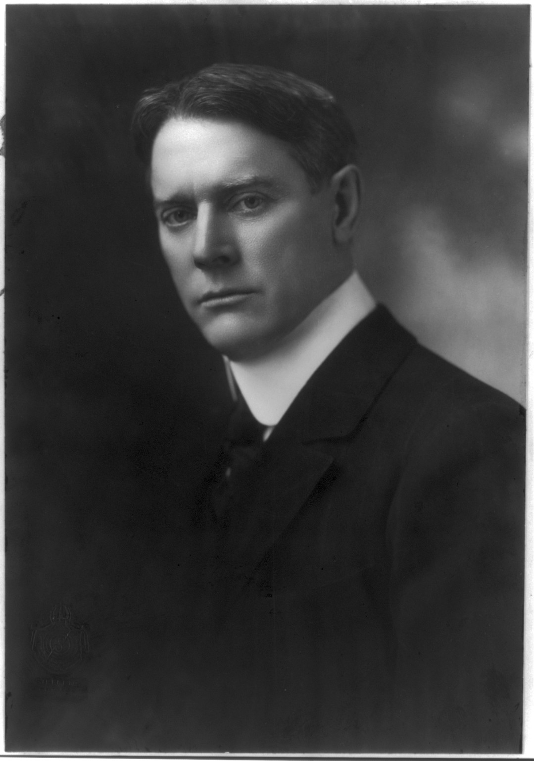 [Albert Jeremiah Beveridge, 1862-1927, head and shoulders portrait, facing left] — historic photograph