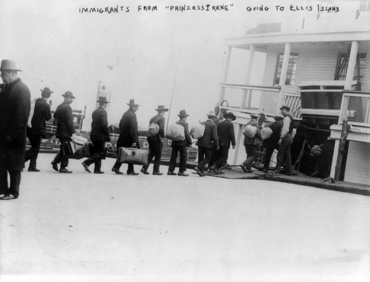 Immigrants from PRINZESS IRENE boarding ferry to take them to Ellis Island, [ca.1911] — historic photograph